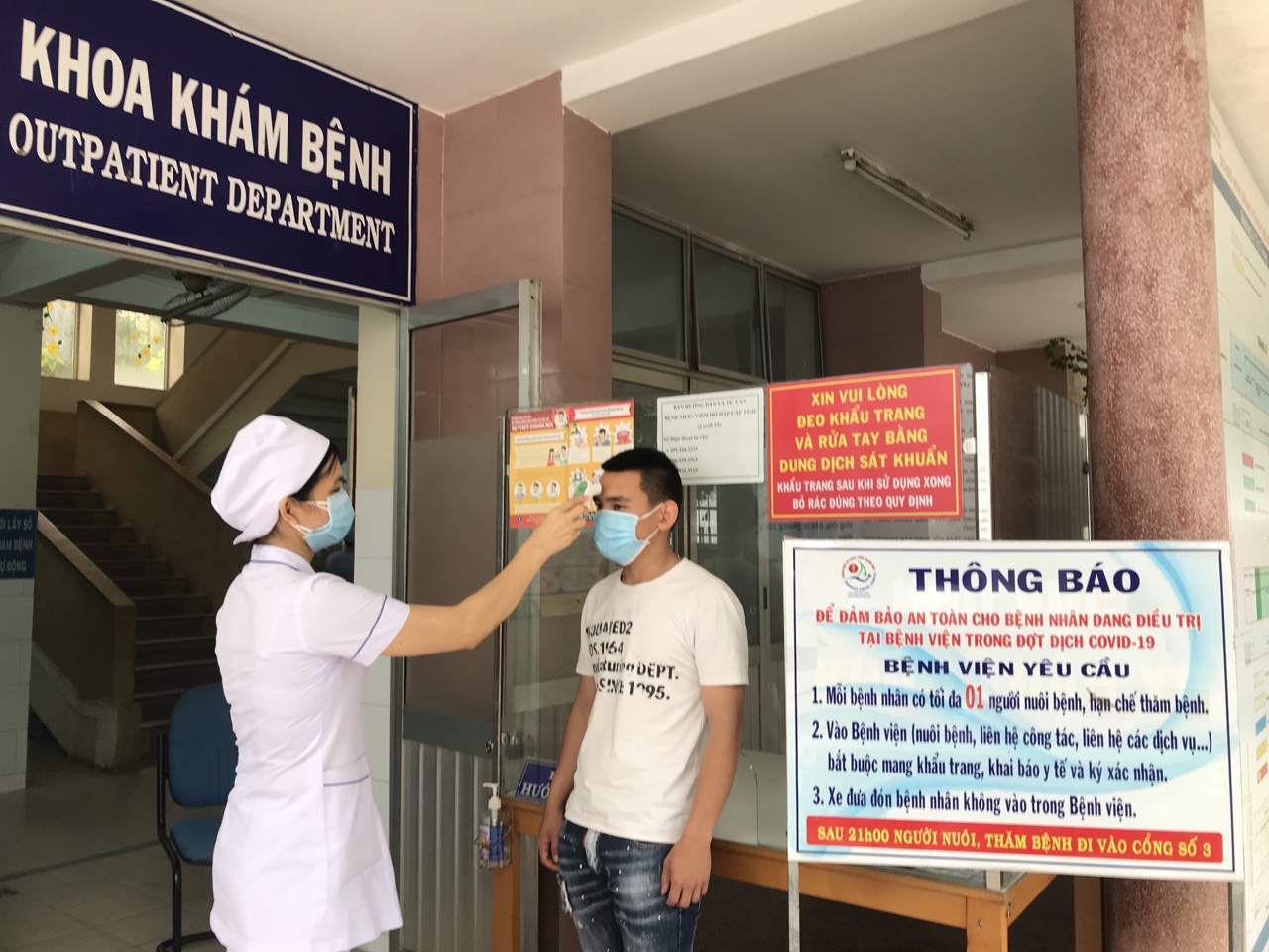 Đo thân nhiệt cho người đến khám bệnh tại Bệnh viện Đa khoa tỉnh Khánh Hoà
