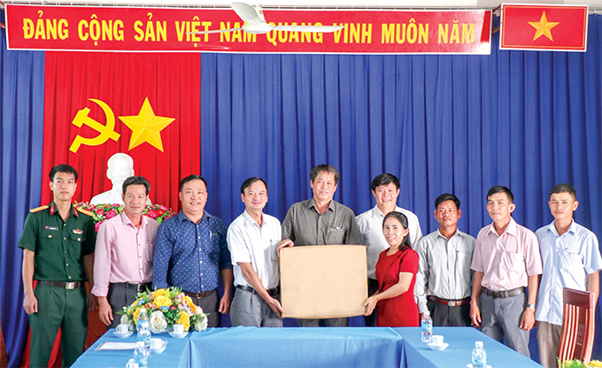 Tặng 460 bộ quần áo cho học sinh xã Ba Cụm Nam