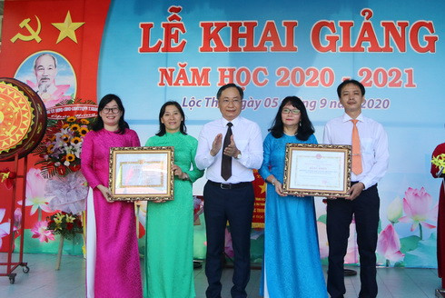 ng Nguyễn Đắc Tài trao bằng khen của Đảng bộ tỉnh Khánh Hòa, bằng khen của Chủ tịch UBND tỉnh Khánh Hòa cho Chi bộ, tập thể Trường THCS Thái Nguyên.