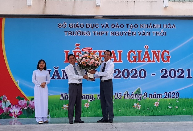 Ông Lữ Thanh Hải tặng hoa chúc mừng nhà trường tại lễ khai giảng.