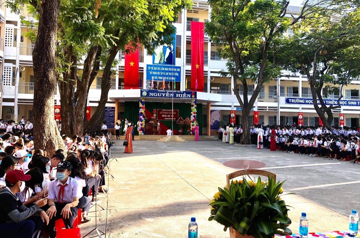 Quang cảnh lễ khai giảng tại Trường THCS Nguyễn Hiền. 