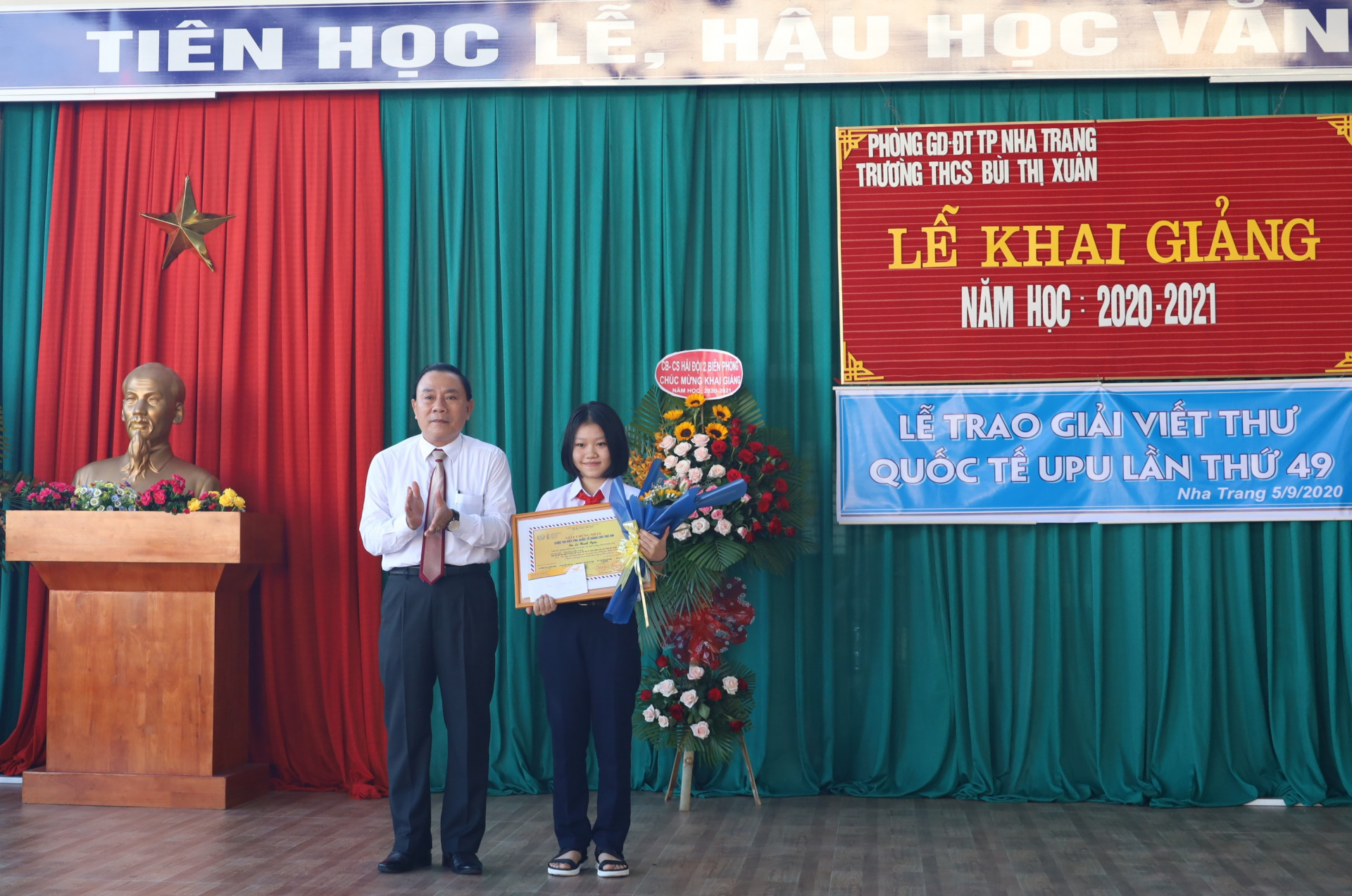 Lãnh đạo Sở Thông tin và Truyền thông tỉnh trao giải Cuộc thi viết thư Quốc tế UPU lần thứ 49 cho em Lê Thanh Ngân.