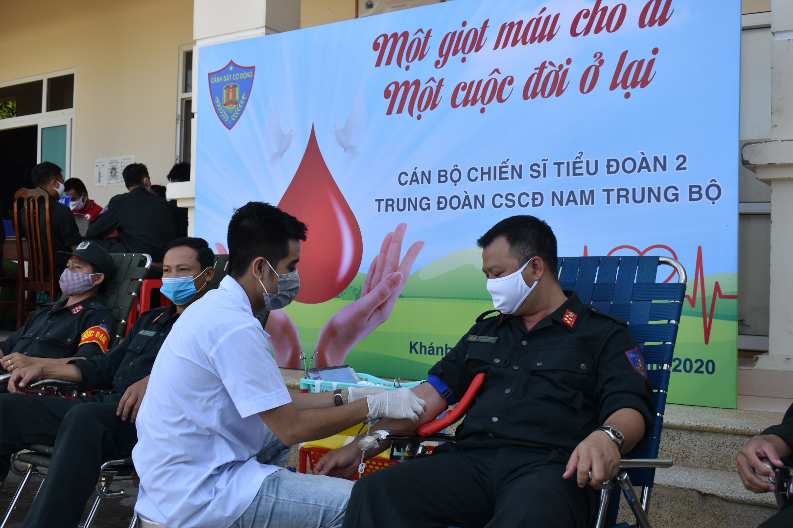 Cán bộ, chiến sĩ Tiểu đoàn 2 tham gia hiến máu tình nguyện