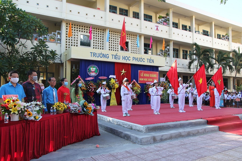 Quang cảnh lễ khai giảng Trường Tiểu học Phước Tiến. 
