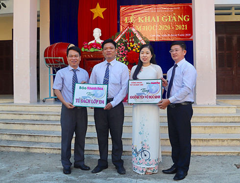 Lãnh đạo Báo Khánh Hòa trao Tủ sách lớp em và vở học sinh cho Trường Tiểu học và Trung học Cơ sở Cam Lập 