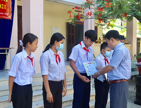 Ông Trần Duy Hưng - Tổng Biên tập Báo Khánh Hòa trao học bổng cho học sinh