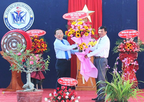 Ông Lê Hữu Hoàng tặng hoa chúc mừng nhà trường.