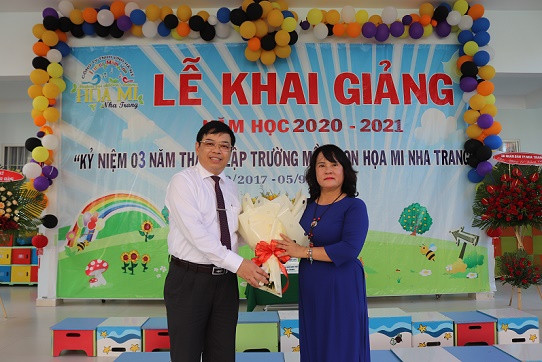 Ông Nguyễn Sỹ Khánh - Phó Chủ tịch UBND TP. Nha Trang tặng hoa cho hiệu trưởng nhà trường