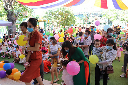 Các phụ huynh Trường Mầm non Họa Mi Nha Trang tham dự ngày hội bé đến trường cùng con.