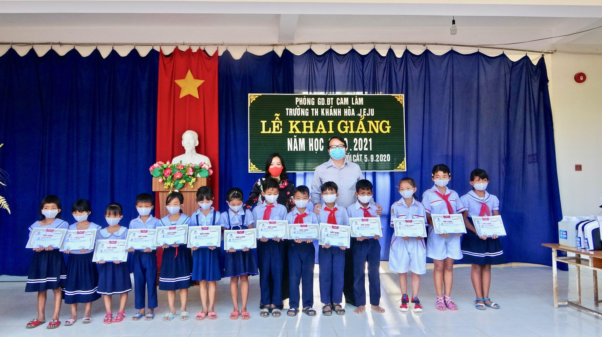 Bà Thái Thị Lệ Hằng - Phó Tổng biên tập Báo Khánh Hoà cùng đại diện Công ty TNHH Long Sinh trao học bổng cho 15 em học sinh có hoàn cảnh khó khăn