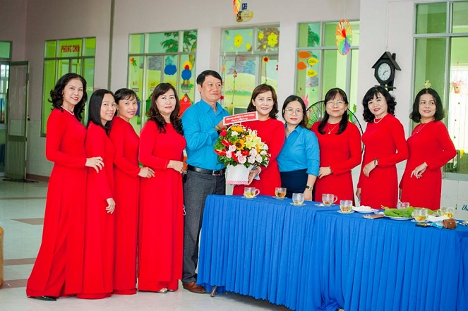 Đại diện Liên đoàn Lao động TP. Nha Trang tặng hoa chúc mừng nhà trường. 
