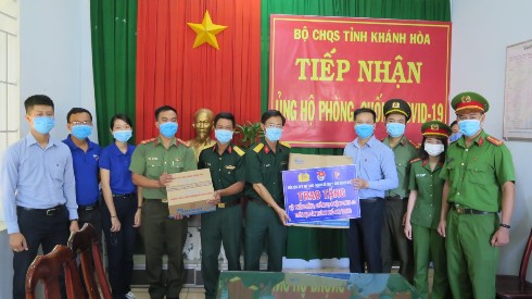 Bộ Chỉ huy Quân sự tỉnh tiếp nhận 2.500 khẩu trang y tế phòng chống dịch Covid-19