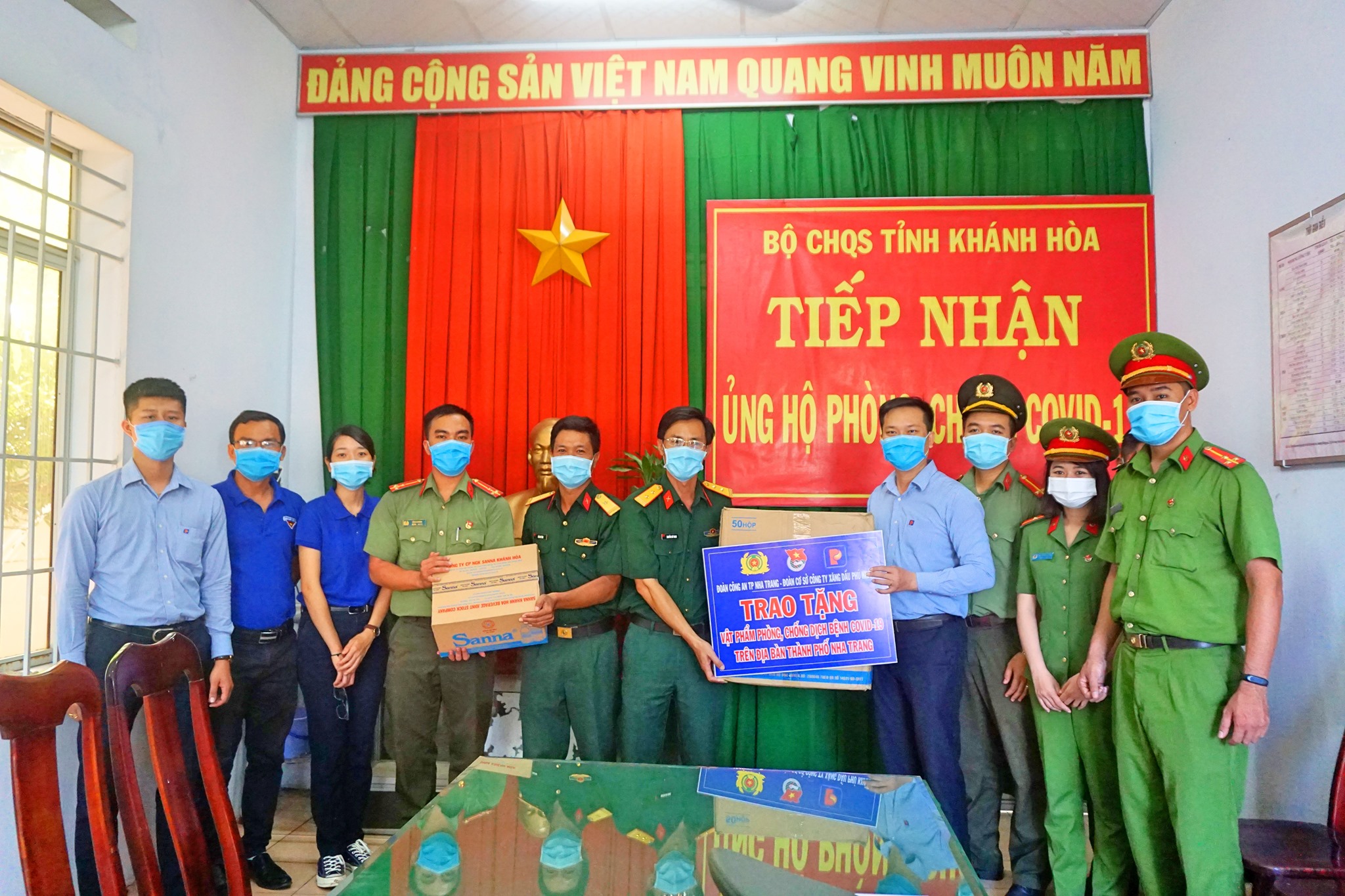 Các đơn vị trao vật dụng hỗ trợ cho đại diện Bộ Chỉ huy quân sự tỉnh