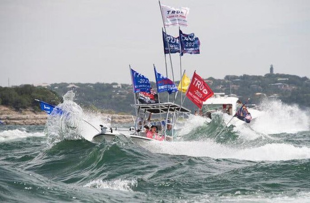 Chìm 4 thuyền diễu hành ủng hộ Tổng thống Trump ngoài khơi Texas (Mỹ)