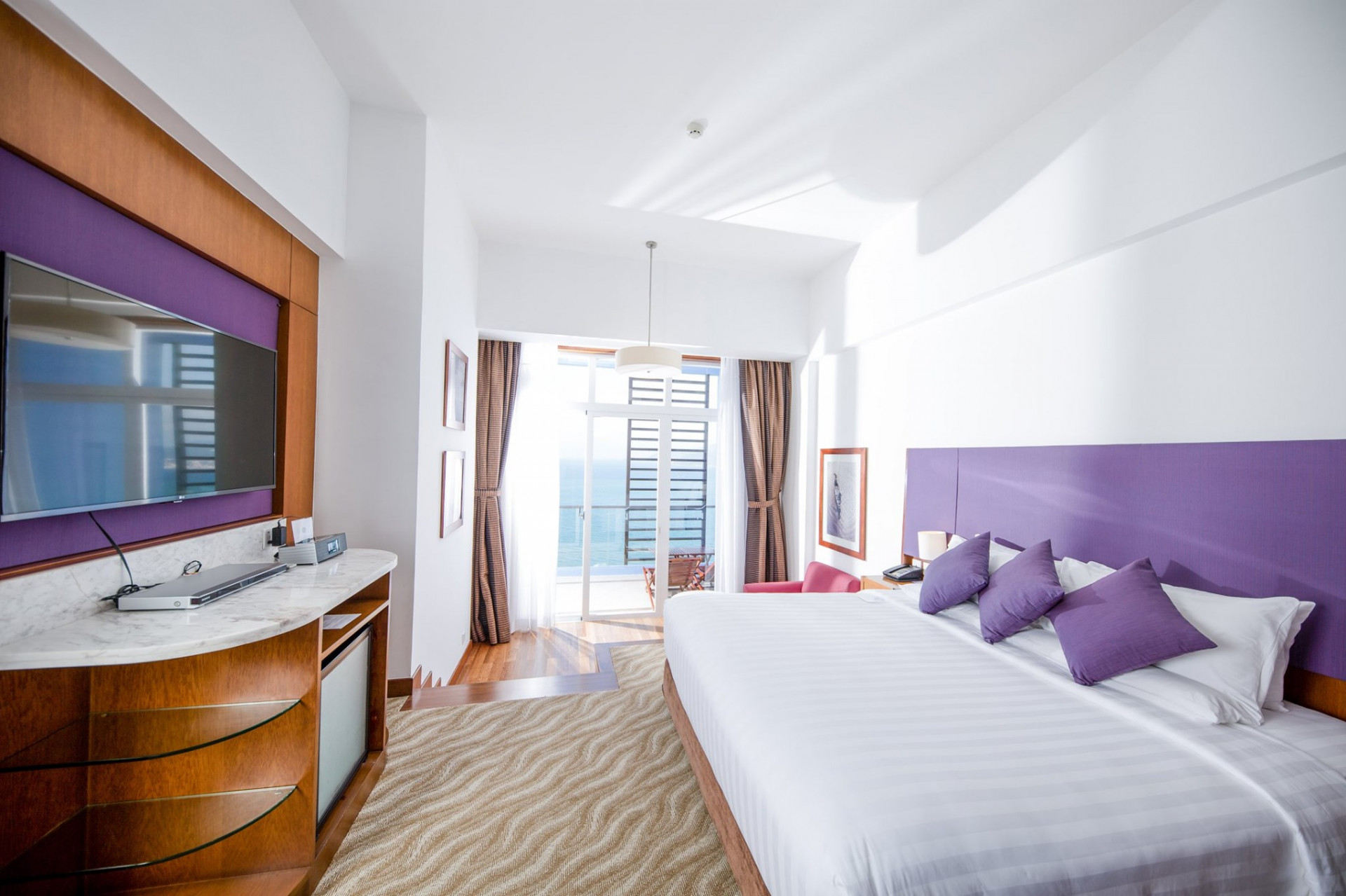 <p style= &quot;text-align: justify; &quot;>Phòng khách sạn Novotel Nha Trang có view nhìn ra biển tuyệt đẹp</p>