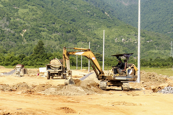 Công trình đầu tư hạ tầng khu tái định cư Suối Tiên đang được khẩn trương thi công.