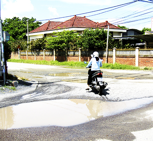 Ngã ba nhiều &quot;ổ gà&quot;