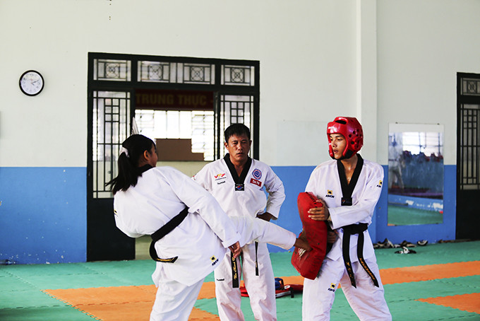 Ông Văn Thành Danh trong một buổi huấn luyện cho các vận động viên đội tuyển Taekwondo tỉnh.