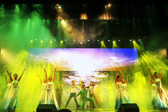 Performance of Hai Dang Song and Dance Troupe