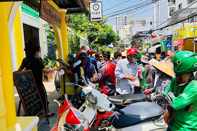 Trao hàng ngàn suất ăn miễn phí cho người nghèo