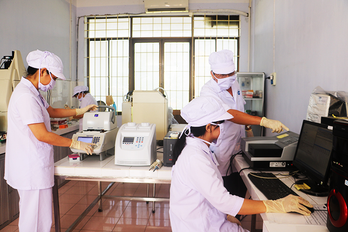 Các kỹ thuật viên thực hiện nghiên cứu trong phòng thí nghiệm.