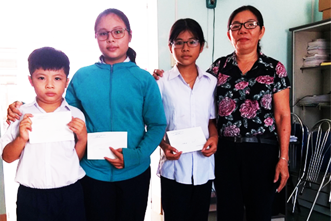 Các học sinh nhận học bổng.