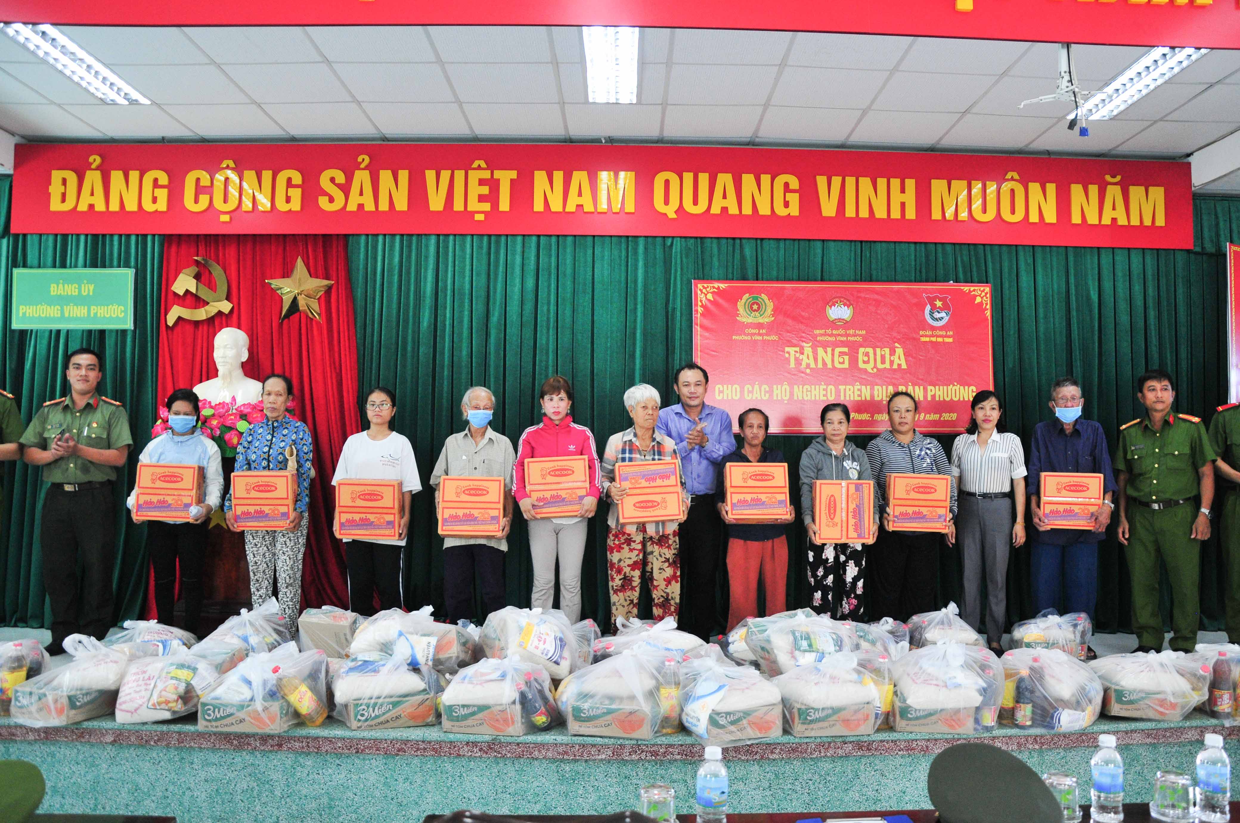 Các đơn vị trao quà cho các hộ nghèo