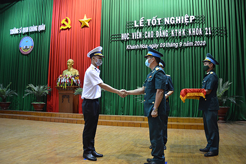 Đại tá Nguyễn Minh Tuấn, Chính ủy Nhà trường trao bằng tốt nghiệp cho các học viên.