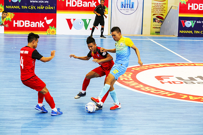 Sanvinest*Sanna Khanh Hoa (in blue-yellow uniform) in first leg of 2020 HDBank National Futsal Championship