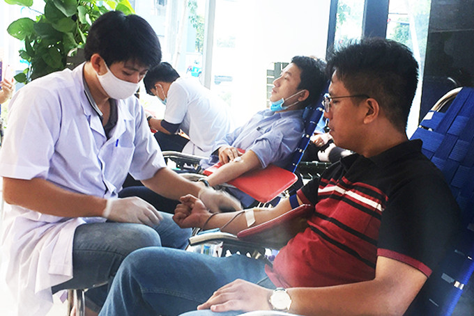 Cán bộ, nhân viên Viettel Khánh Hòa hiến máu tình nguyện.