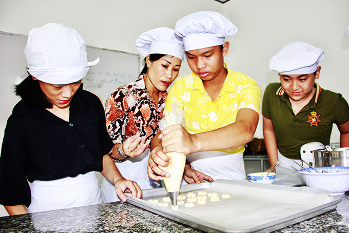 Một lớp học làm bánh của Trung tâm Bảo trợ xã hội tỉnh. 