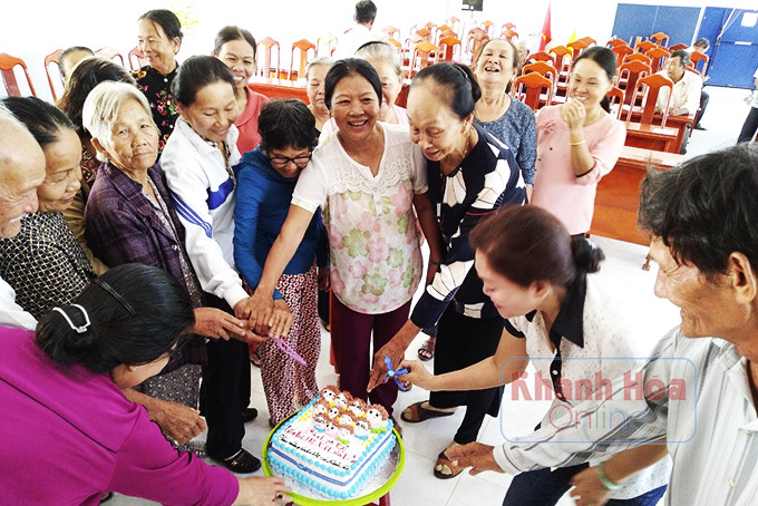 Câu lạc bộ Liên thế hệ tự giúp nhau xã Diên Toàn tổ chức sinh nhật cho các thành viên.