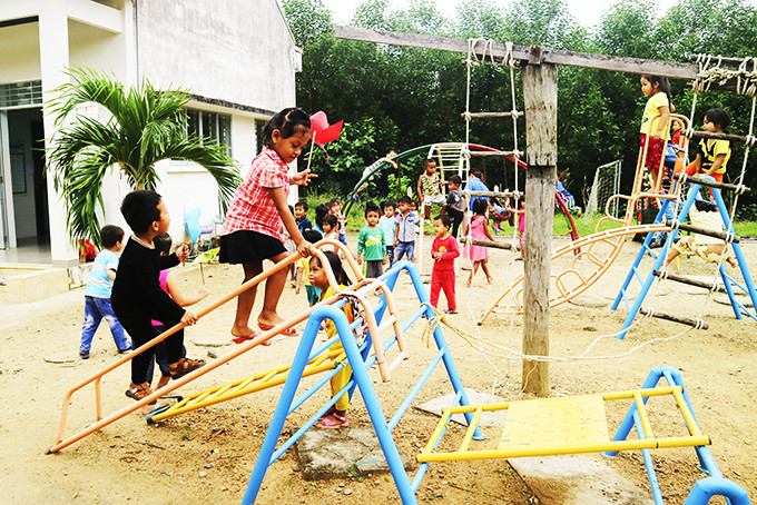 Học sinh một trường mầm non trên địa bàn huyện Khánh Vĩnh vui chơi. 