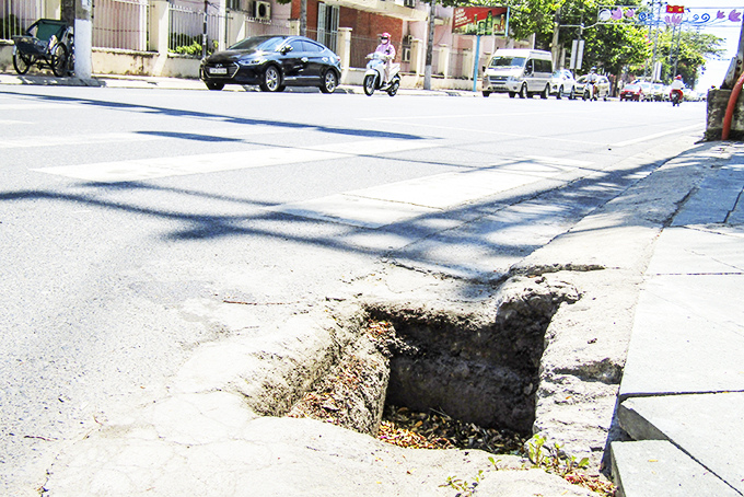 Cần đậy nắp cống thoát nước