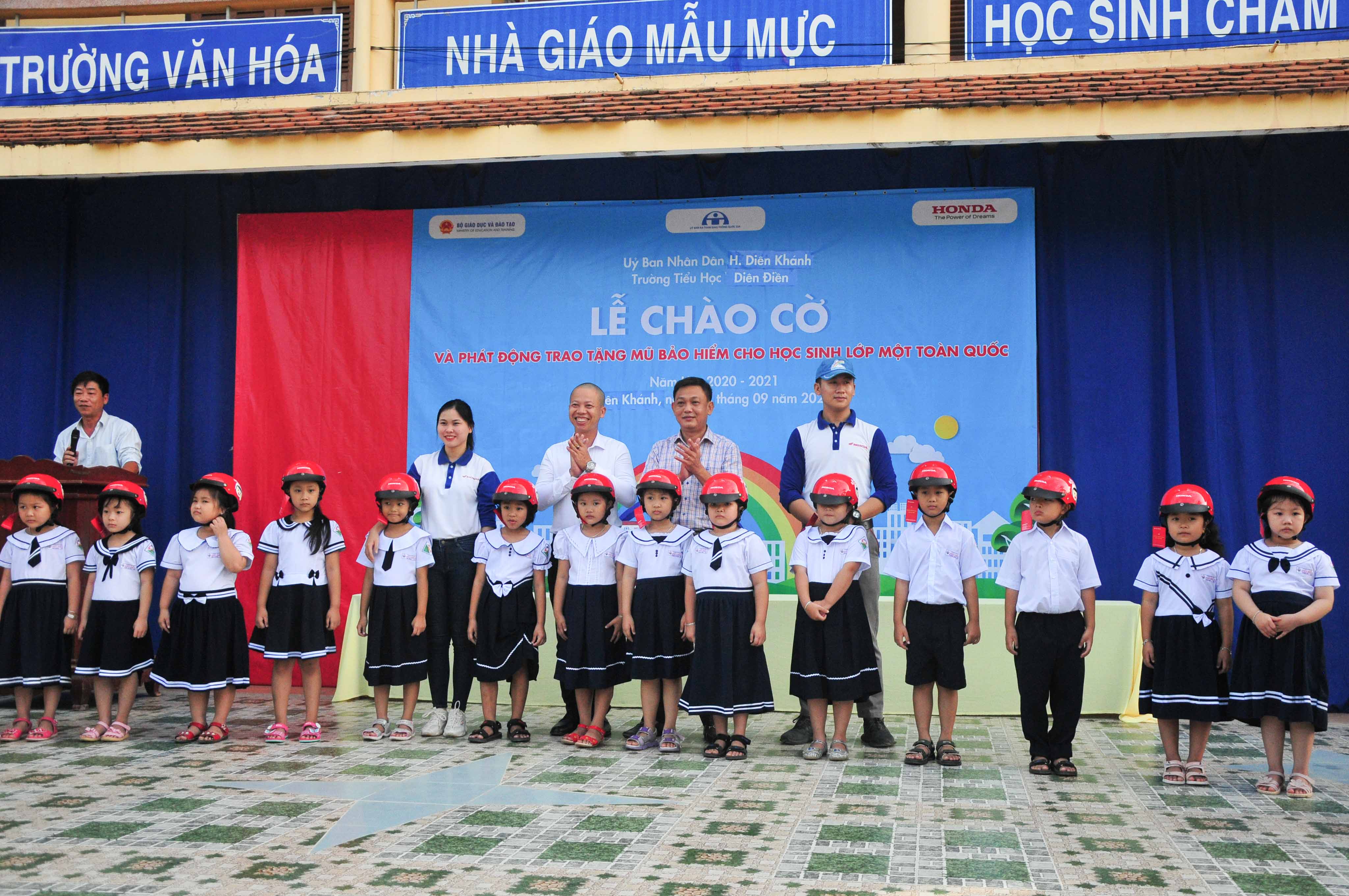 Tặng 200 mũ bảo hiểm cho học sinh