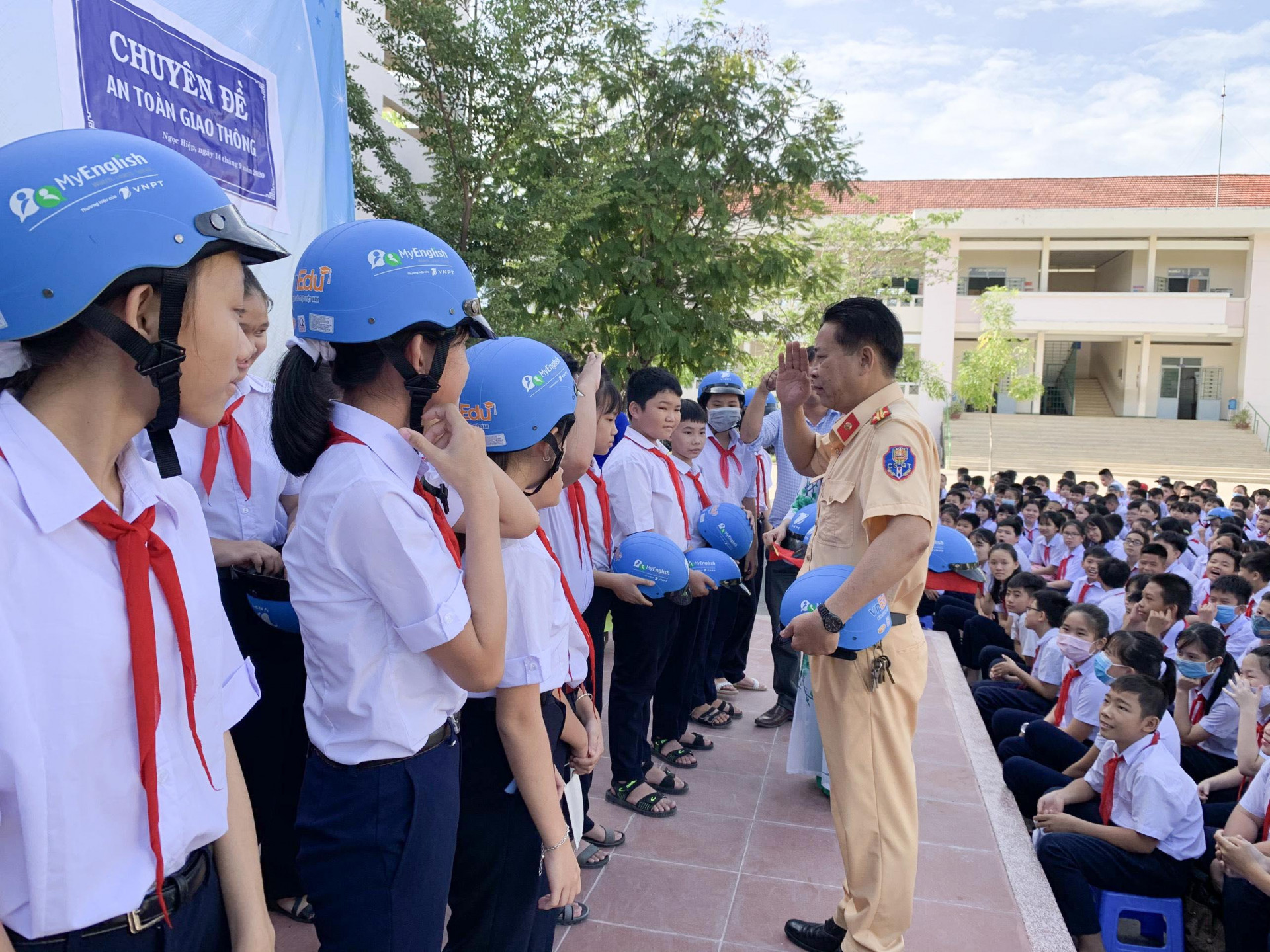 Lãnh đạo Đội Cảnh sát Giao thông, trật tự trao mũ bảo hiểm cho các học sinh 