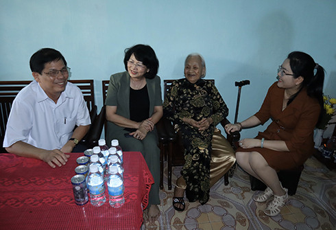 Đồng chí Đặng Thị Ngọc Thịnh ân cần hỏi thăm súc khỏe Bà mẹ Việt Nam Anh hùng Võ Thị Thiện