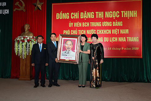 Đồng chí Đặng Thị Ngọc Thịnh tặng ảnh Bác Hồ cho Trường Cao đẳng Du lịch Nha Trang