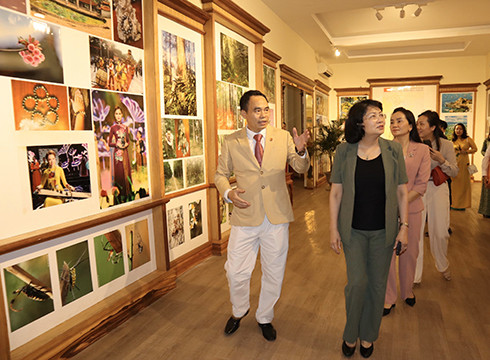 Lãnh đạo Công ty Cổ phần Bảo tàng Trầm Hương ATC giới thiệu về trầm hương Khánh Hòa đến đồng chí Đào Thị Ngọc Thịnh