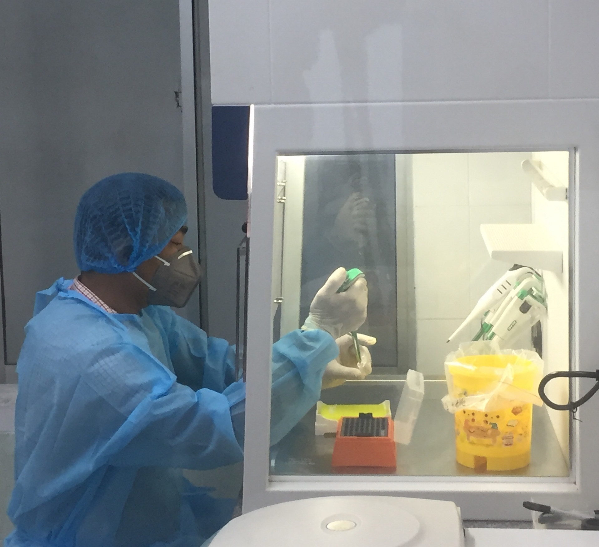 Thực hiện ca xét nghiệm Covid -19 tại Trung tâm Kiểm soát bệnh tật tỉnh Khánh Hoà