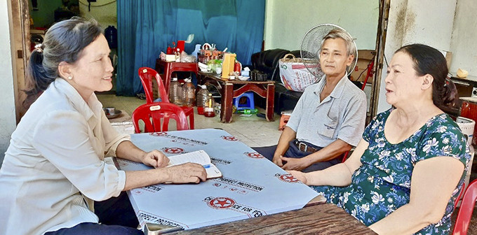 Bà Nguyễn Thị Lệ Thu xúc động kể lại với Hội Phụ nữ phường Vĩnh Hòa, TP. Nha Trang về khoản thời gian trước khi con bà mắc bệnh nan y, cuộc sống gia đình trở nên khó khăn. 