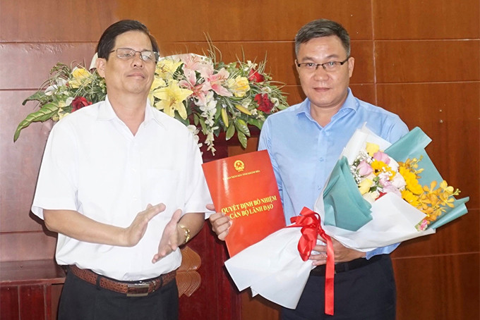 Ông Nguyễn Tấn Tuân trao quyết định cho ông Nguyễn Văn Đồng.