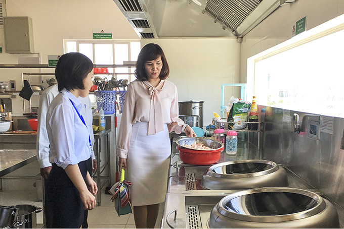 Phòng Giáo dục và Đào tạo TP. Nha Trang kiểm tra bếp ăn bán trú của một trường mầm non tư thục.