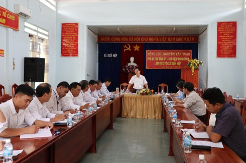 Ông Nguyễn Tấn Tuân phát biểu chỉ đạo tại buổi làm việc với xã Suối Hiệp