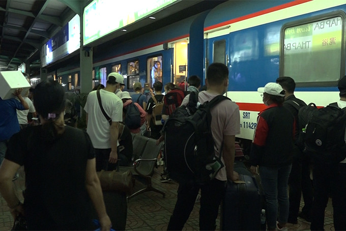 Hành khách lên xuống tàu tại ga Nha Trang. Ảnh minh họa: Mã Phương