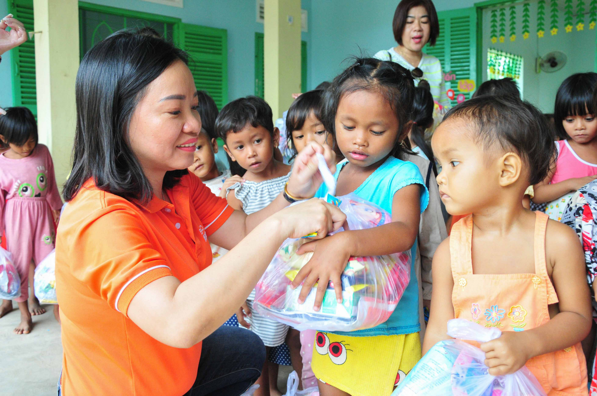 Bà Thái Thị Lệ Hằng - Phó Tổng Biên tập Báo Khánh Hoà tặng quà cho các học sinh