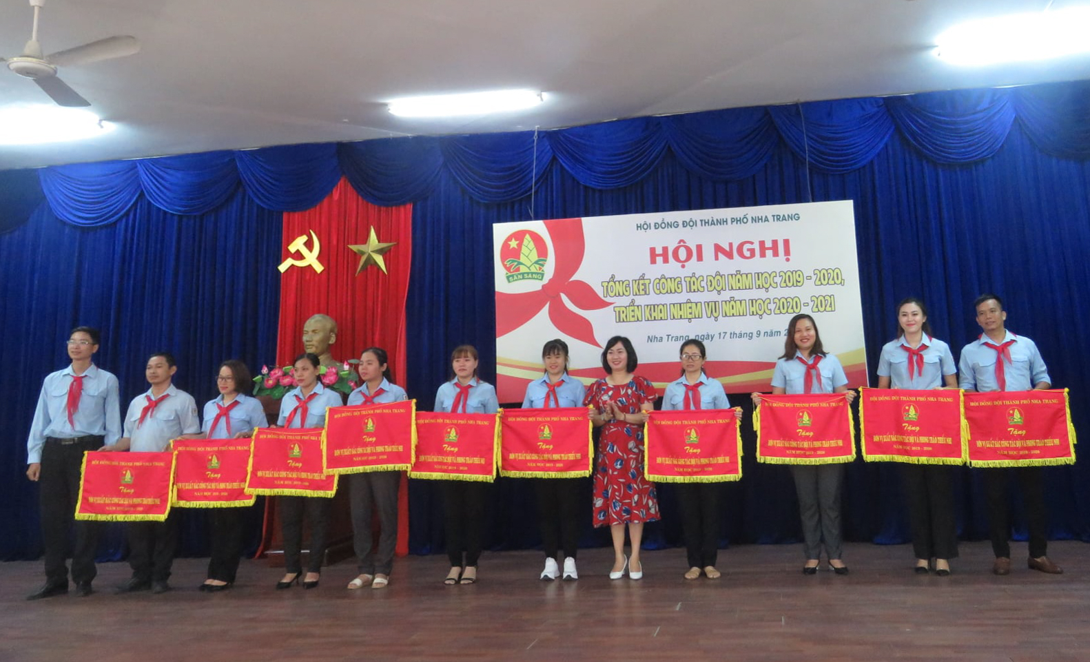 Hội đồng Đội TP. Nha Trang trao cờ thi đua cho các liên đội xuất sắc