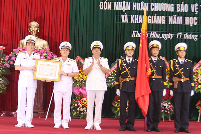 Đô đốc Phan Tuấn Hùng trao Huân chương Bảo vệ Tổ quốc hạng Nhất cho Học viện Hải quân.