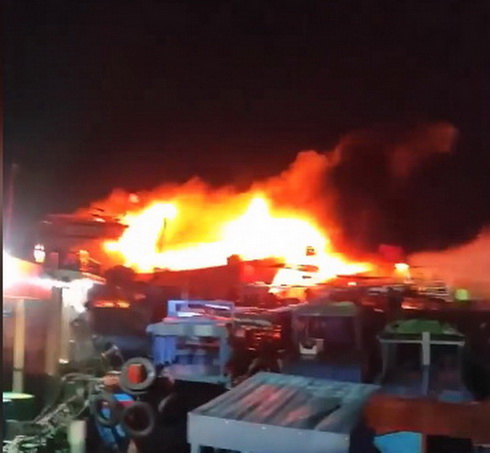 Cháy nhiều tàu cá đang neo tại cảng cá Đá Bạc, Cam Ranh