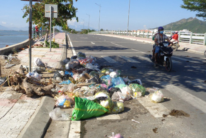 Cần đặt thùng thu gom rác